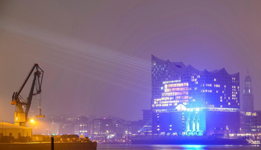 Många år och miljarder senare är bygget av Elbphilharmonie äntligen klart att invigas. (Foto: Daniel Reinhardt-arkivbild)