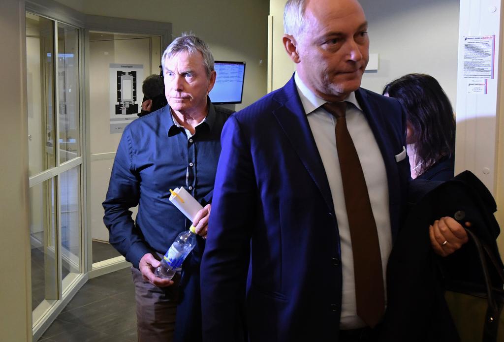 Ulf Karlsson på väg in i tingsrätten med sin advokat Johan Eriksson (till höger). (Foto: Fredrik Sandberg/TT-arkivbild)