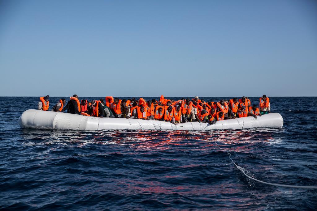 Flyktingar och migranter i en gummibåt på Medelhavet räddas av en frivilligorganisation norr om Libyen. Bilden är från i torsdags. (Foto: Olmo Calvo/AP/TT)