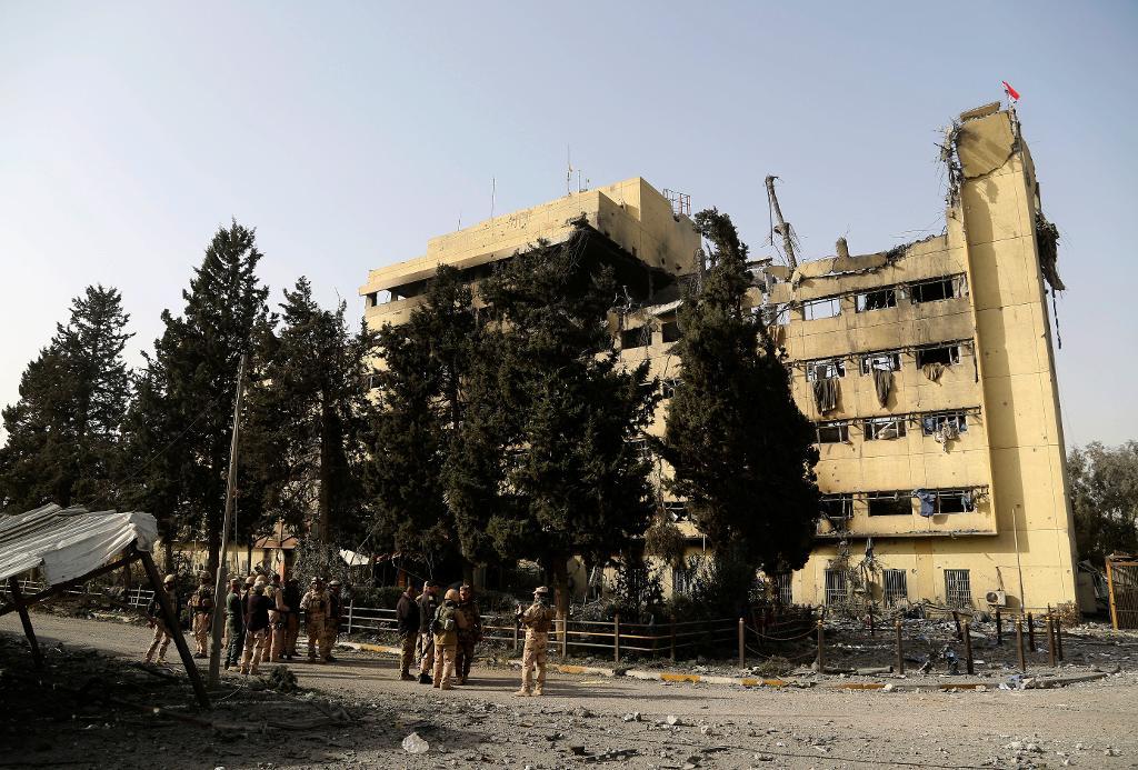 Irakiska soldater utanför ett sjukhus i en av de återtagna delarna av östra Mosul. (Foto: Khalid Mohammed/AP/TT-arkivbild)