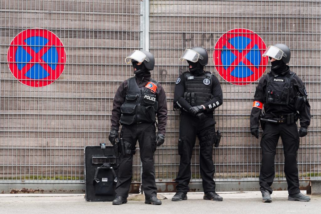 Polisen har gjort fyra tillslag i Bryssel och gripit tre personer. (Foto: Geert Vanden Wijngaert/AP/TT)