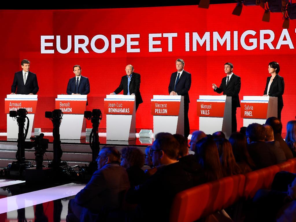 Arnaud Montebourg, Benoît Hamon, Jean-Luc Bennahmias, Vincent Peillon, Manuel Valls och Sylvia Pinel deltog i den tv-sända debatten. Ur bild: François de Rugy. (Foto: Bertrand Guay/AP/TT)
