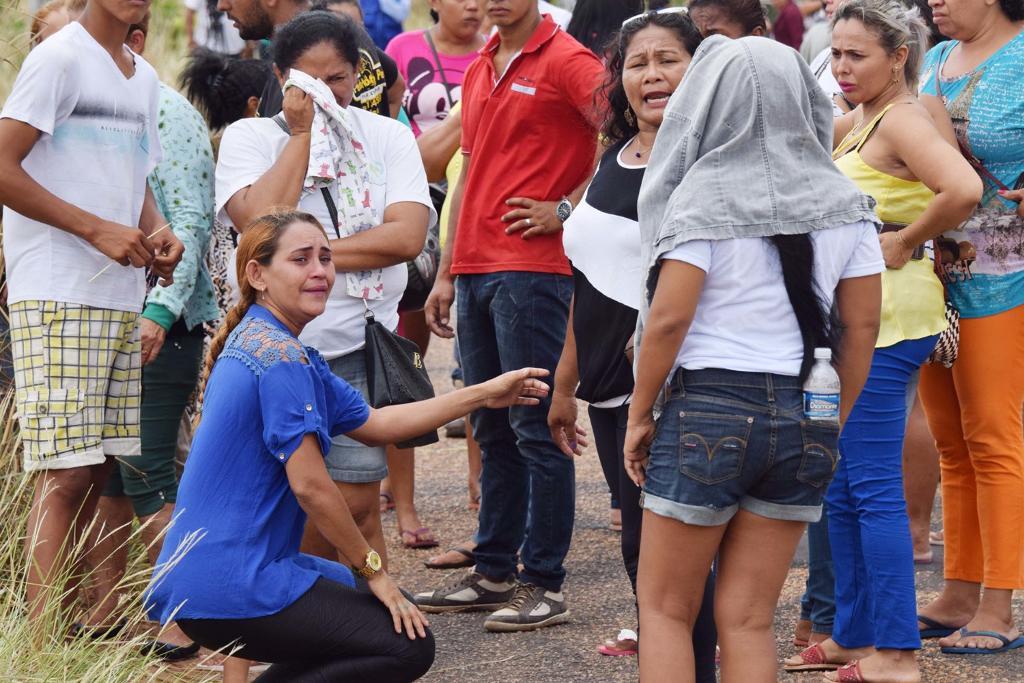 Anhöriga till fångar väntar på besked om hur deras familjemedlemmar mår efter upploppet i helgen. (Foto: Rodrigo Sales/AP/TT)