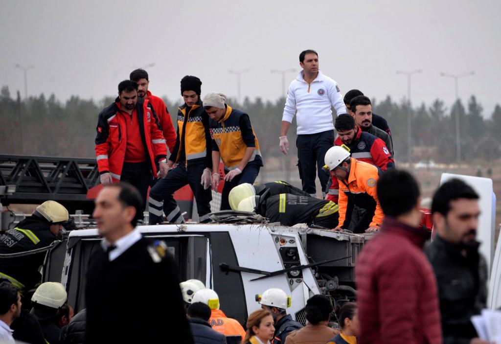Räddnings- och sjukvårdspersonal vid platsen för bombdådet. (Foto: Canan Altintas/AP/TT)