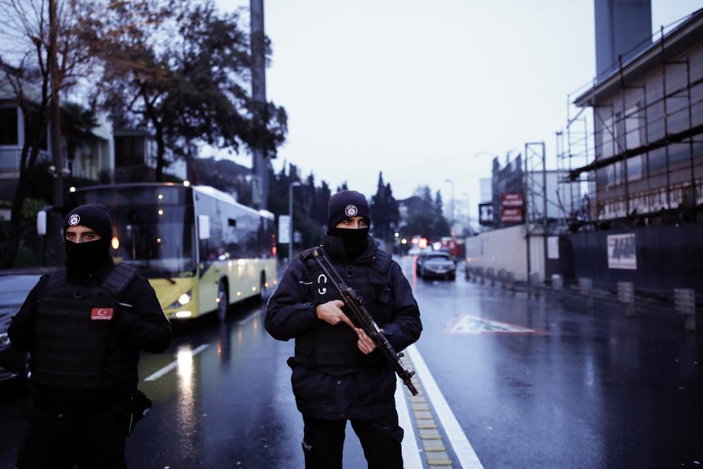 Turkisk polis bevakar en väg i närheten av den nattklubb i Istanbul där 39 personer mördades på nyårsafton. (Foto: Halit Onur Sandal/AP/TT)