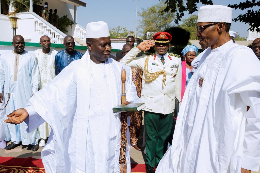 
Gambias sittande president Yahya Jammeh, till vänster, under ett möte med Nigerias president Muhammadu Buhari i förra veckan.
(Foto: Bayo Omoboriowo/AP/TT)