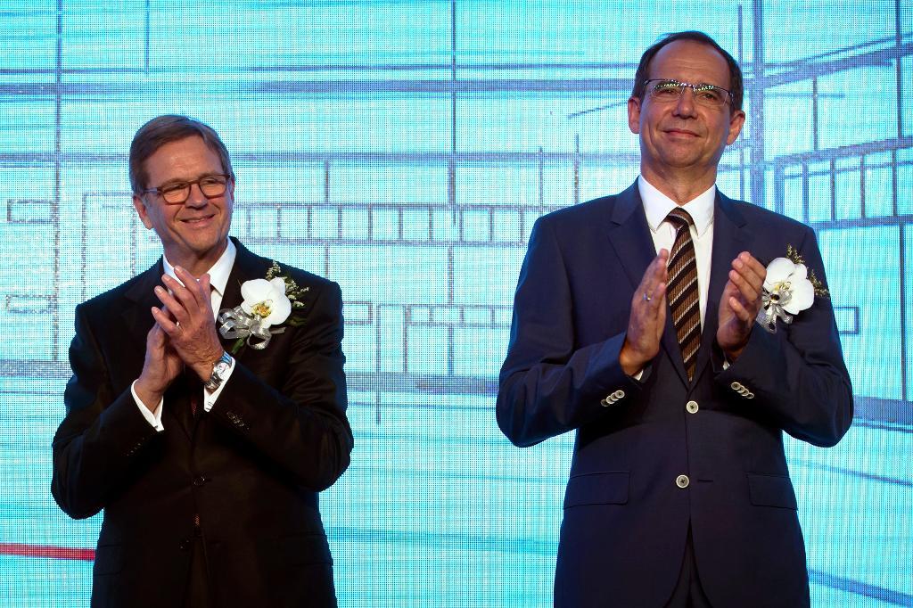 Volkswagens Kinachef Jochem Heizmann till höger. (Foto: Mark Schiefelbein/AP/TT)