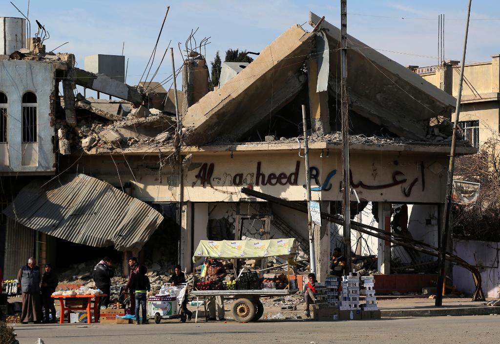 Försäljare ställer ut sina varor i en del av östra Mosul som nyligen befriats från terrorgruppen IS. (Foto: Khalid Mohammed/AP/TT)
