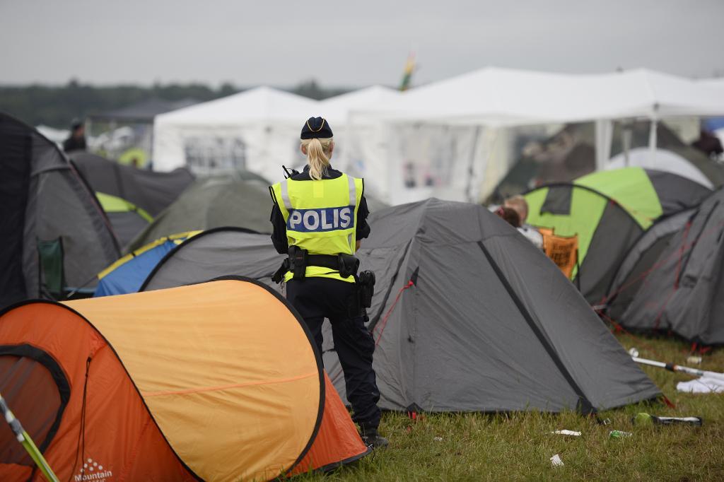 Polis på campingen vid Norrköpings Bråvallafestival efter en anmälan om våldtäkt. (Foto: Izabelle Nordfjell/TT-arkivbild)