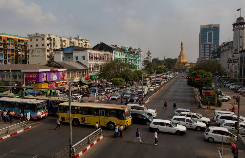 Trafikstockning i centrala Rangoon, Burma. (Foto: Gemunu Amarasinghe/AP/TT)