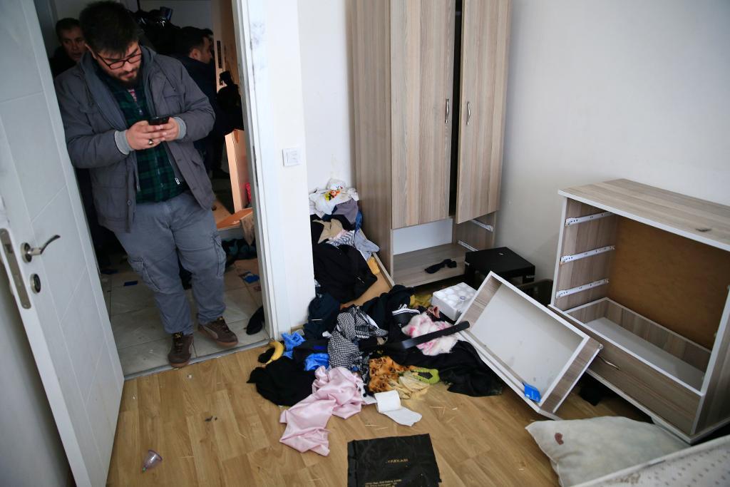 
En civilklädd polis i den lägenhet i Istanbul där den 34-årige uzbeken greps i måndags. (Foto: Lefteris Pitarakis/AP/TT)