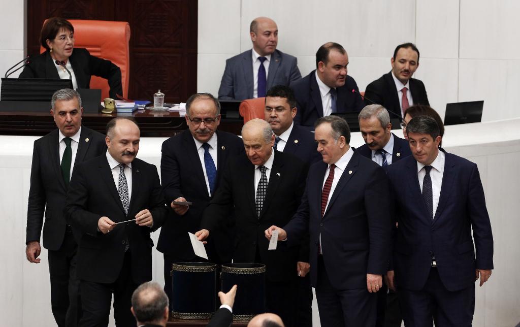 Parlamentsledamöter från nationalistiska MHP, som stödjer förslaget.(Foto: Burhan Ozbilici/AP/TT)