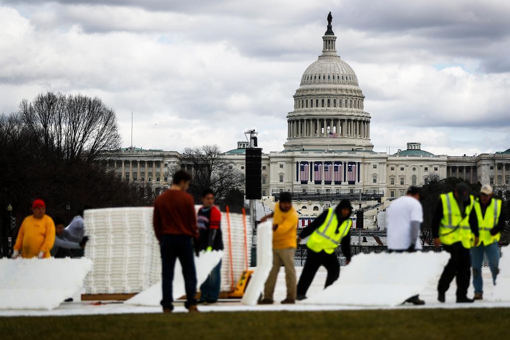 Området runt Capitolium i Washington DC förbereds för installationen av Donald Trump. (Foto: John Minchillo/AP/TT)