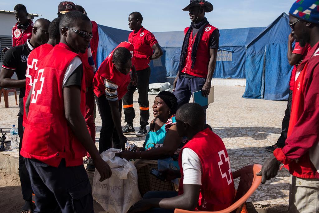 Senegalesiska Rödakorsarbetare tar emot flyktingar från Gambia vid gränsstationen i staden Karang.
(Foto: Sylvain Cherkaoui/AP/TT)