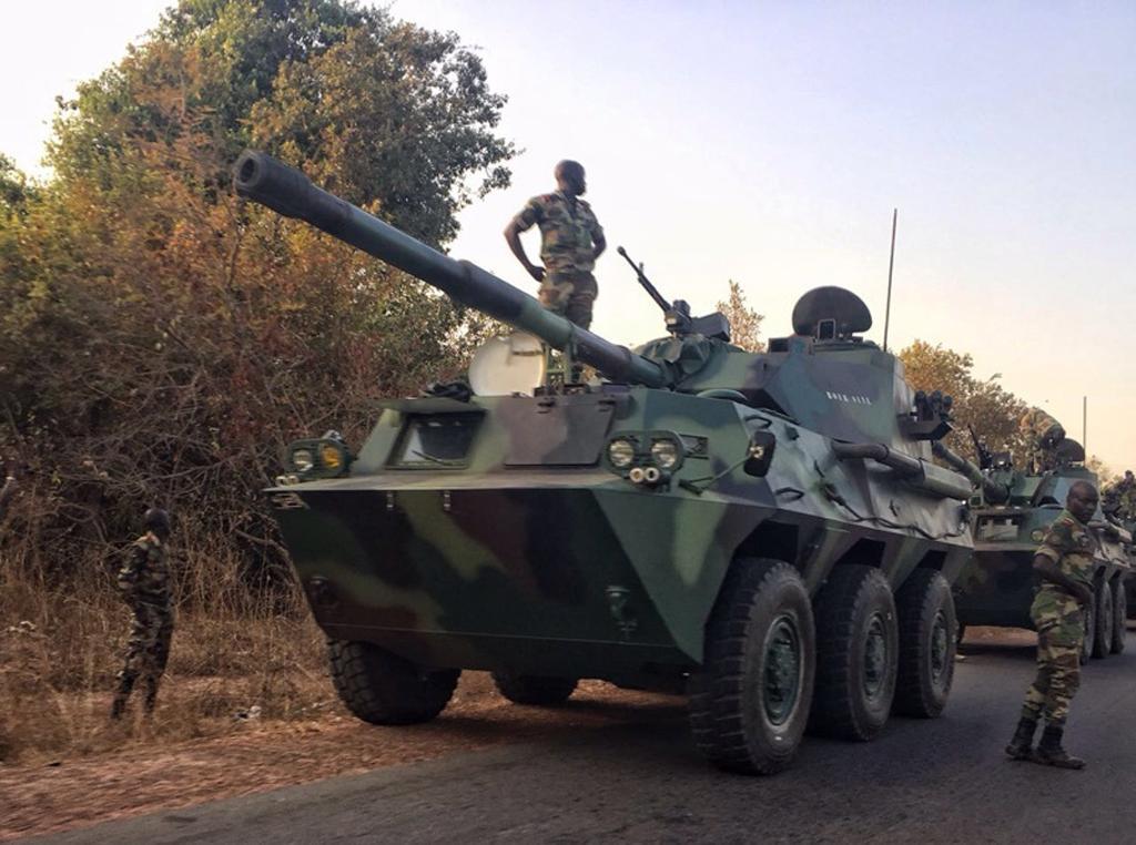 Senegalesiska trupper på väg mot den gambiska gränsen i torsdags. (Foto: Sylvain Cherkaoui/AP/TT)