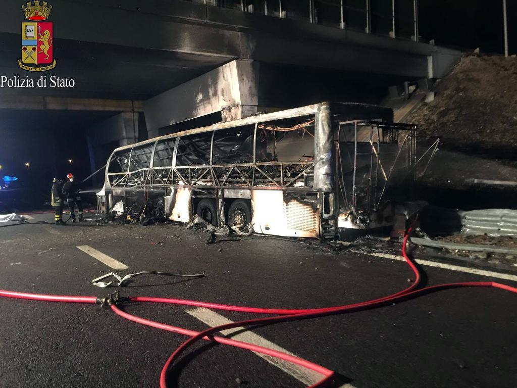 Det utbrända bussvraket efter kraschen utanför Verona. (Foto: Italiensk polis/AP/TT)