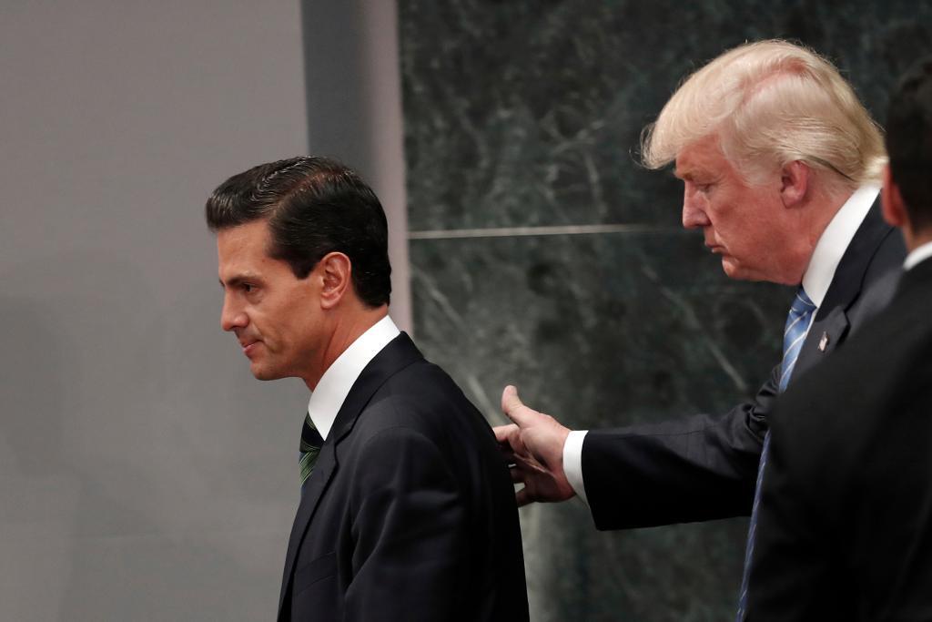 USA:s president Donald Trump tillsammans med Mexikos president Enrique Peña Nieto, vid Trumps besök i landet under presidentvalskampanjen. (Foto: Dario Lopez-Mills/AP/TT-arkivbild)