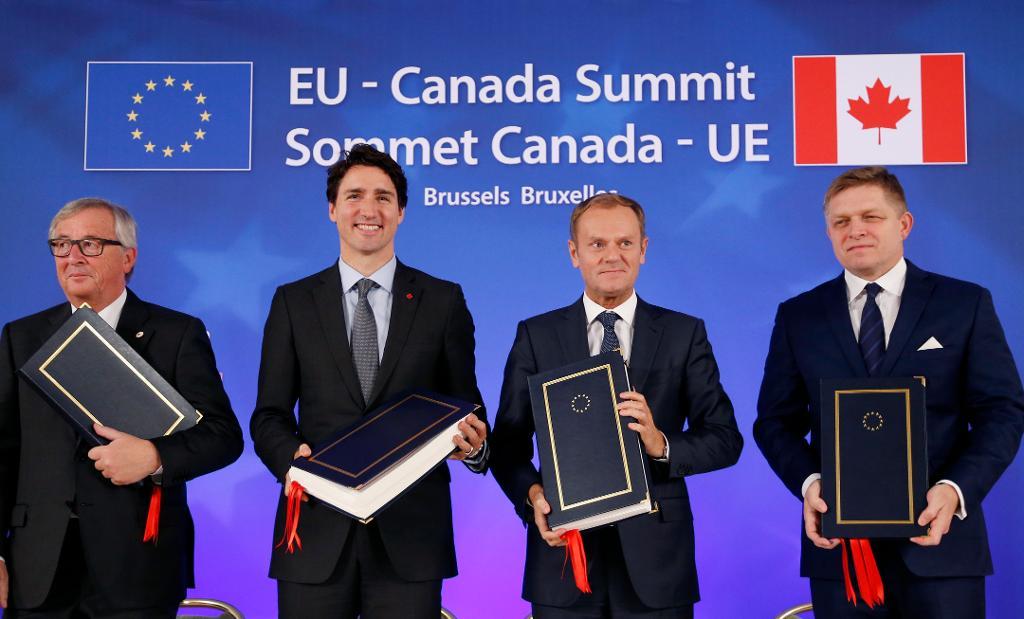 Kanadas premiärminister Justin Trudeau, andra från vänster med EU-ledare efter undertecknandet av Cetaavtalet i oktober i fjol. (Foto: Francois Lenoir/AP/TT-arkivbild)