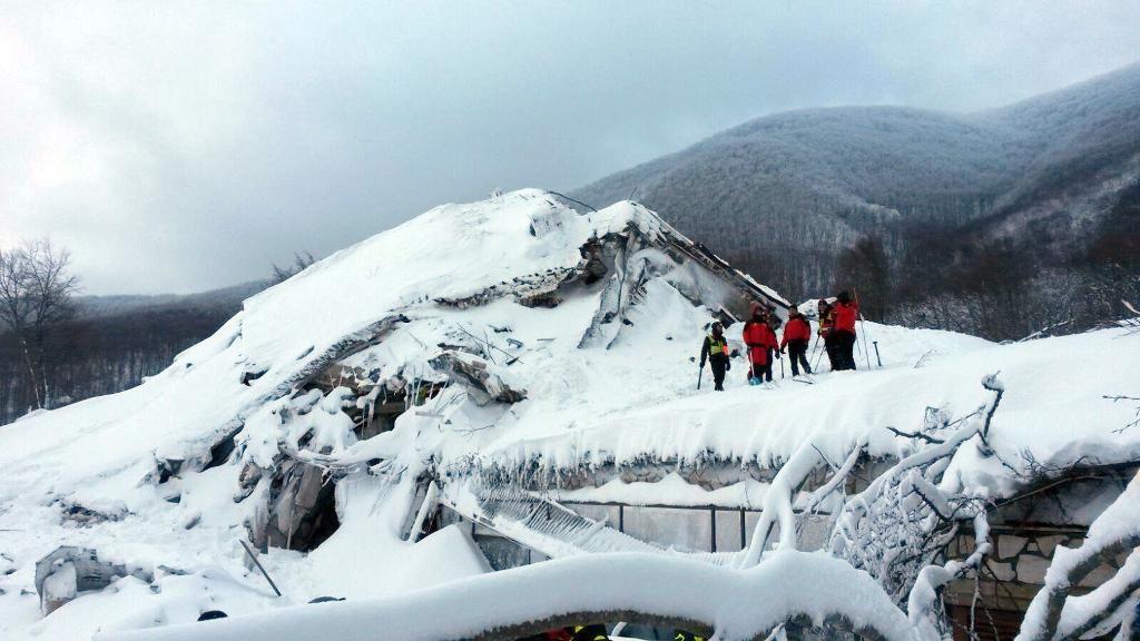 Räddningsarbetare i området vid Hotel Rigopiano där en lavin gick. (Foto: Corpo Nazionale Soccorso Alpino/AP/TT)