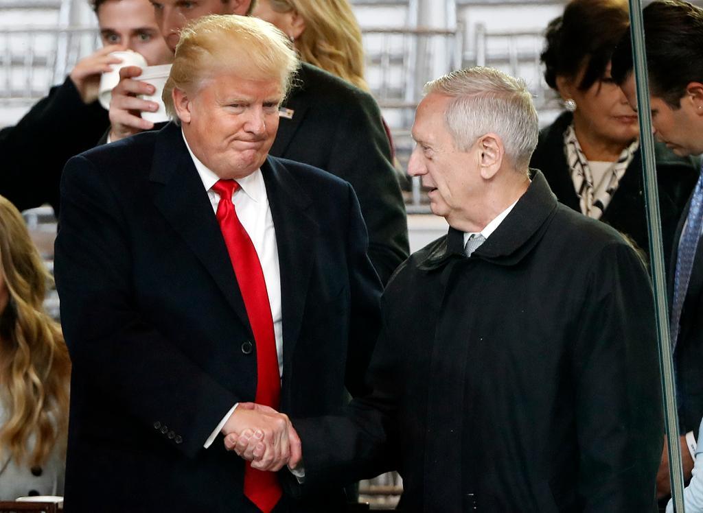 USA:s president Donald Trump skakar hand med försvarsminister James Mattis. (Foto: Pablo Martinez Monsivais/AP/TT)
