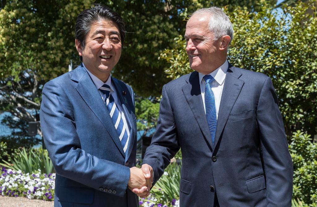 Australiens premiärminister Malcolm Turnbull och Japans premiärminister Shinzo Abe har diskuterat en fortsättning på frihandelsavtalet TPP, trots att USA dragit sig ur. (Foto: Brook Mitchell/AP/TT-arkivbild)