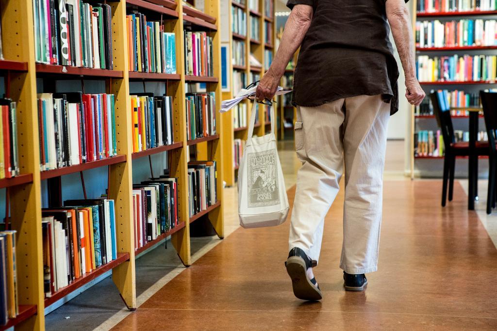 Allra mest läser kvinnor i åldrarna 55 till 74 år. (Foto: Christine Olsson/TT)