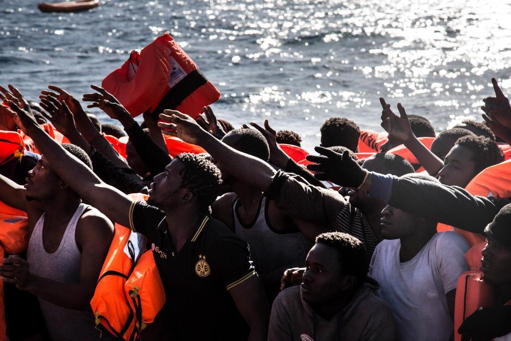 EU-kommissionen vill att migrantläger upprättas i Libyen. Här får migranter som rest från Libyen flytvästar innan de går ombord på ett räddningsfartyg för två veckor sedan. (Foto: Sima Diab/AP/TT-arkivbild)