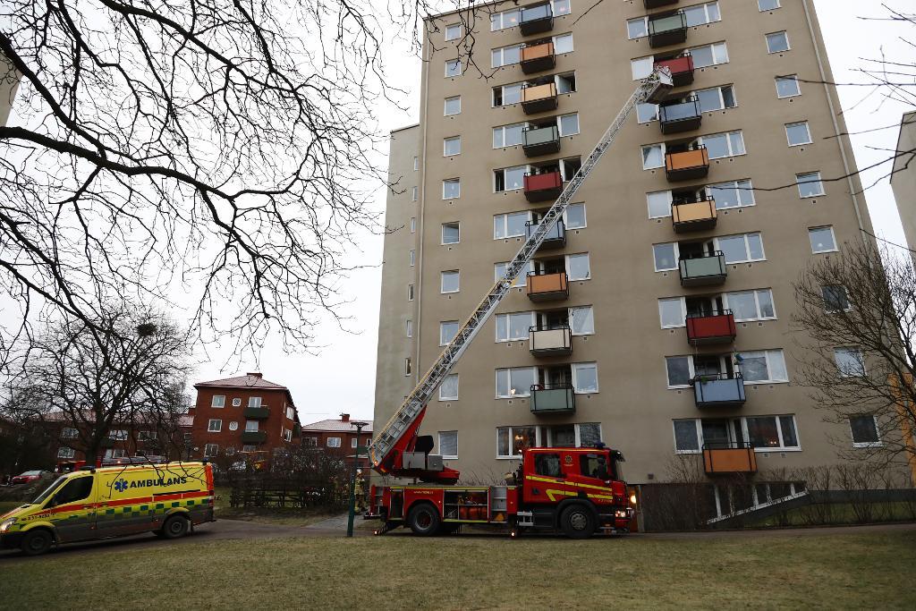 Räddningstjänsten har evakuerat flera personer från höghuset. (Foto: Thomas Johansson/TT)