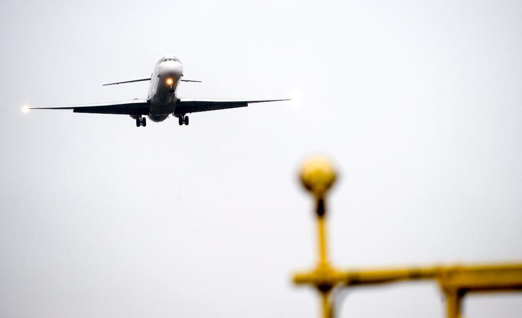 Ett flygplan går in för landning. Arkivbild. (Foto: Pontus Lundahl / TT)