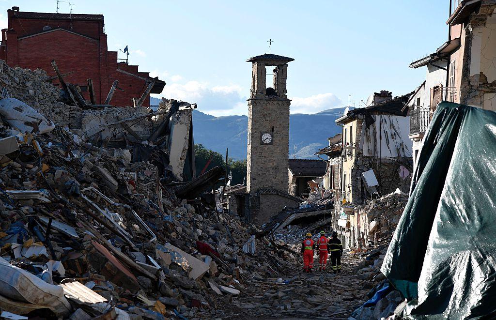 Byn Amatrice skakades av en jordbävning den 4 oktober 2016, se bild . Nu drabbades området igen. (Foto:Tiziana Fabi /AFP/Getty Images)