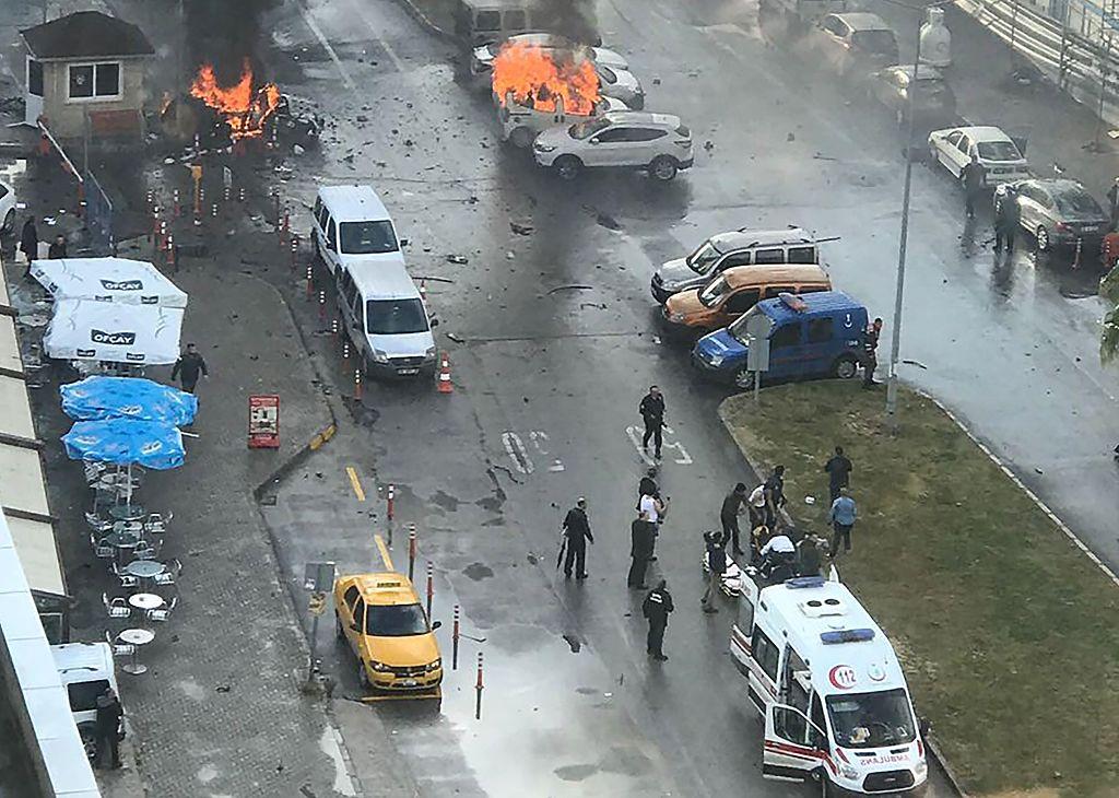 Bilbomben exploderade utanför rådhuset i Izmir. Minst 10 personer skadades. (Foto: DHA/AFP/Getty Images)