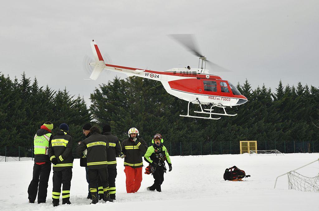Räddningsarbetare och helikopter arbetar vid det lavinförstörda hotellet i Farindola. Fler har hittats vid liv. (Foto: Andreas Solaro /AFP/Getty Images)
