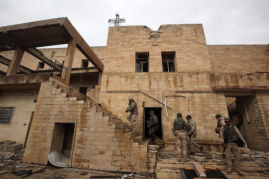 Irakiska soldater inspekterar skador i ett kloster i Mosuls utkant. (Foto: Ahmad Al-Rubaye /AFP/Getty Images)