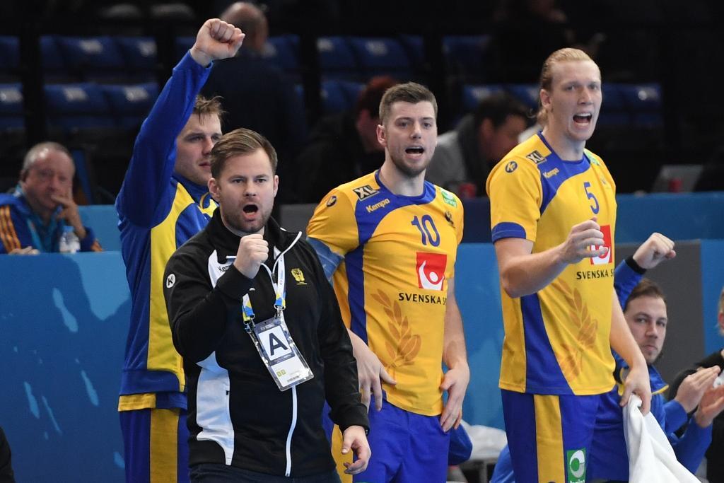 Sveriges förbundskapten Kristján Andrésson, Niclas Ekberg och Simon Jeppsson fick många anledningar att jubla i VM-premiären mot Bahrain. (Foto: Fredrik Sandberg/TT)