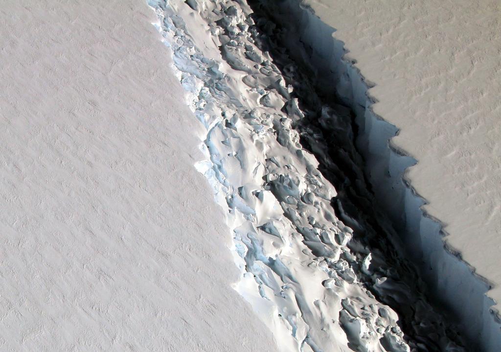 Larsens shelfis på Antarktiska halvön spricker och inom kort bryter sig ett av historiens största isberg loss. (Foto: John Sonntag/Nasa)