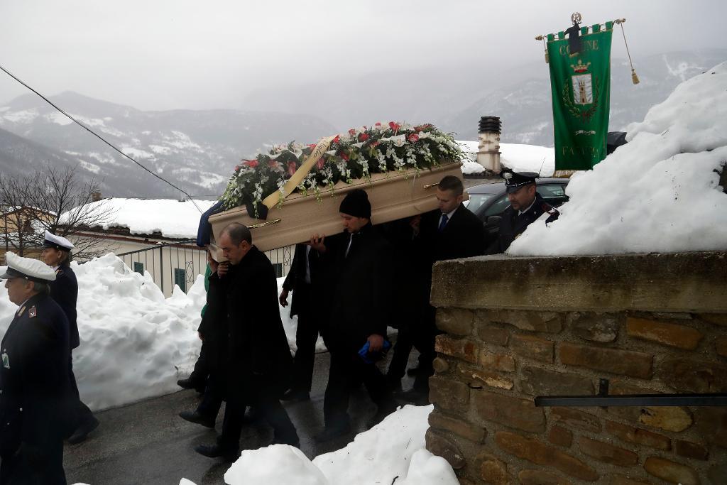 Samtidigt som de första offren för lavinen begravs fortsätter sökandet efter överlevande i det raserade hotellet i Gran Sasso-massivet. (Foto: Gregorio Borgia/AP/TT)