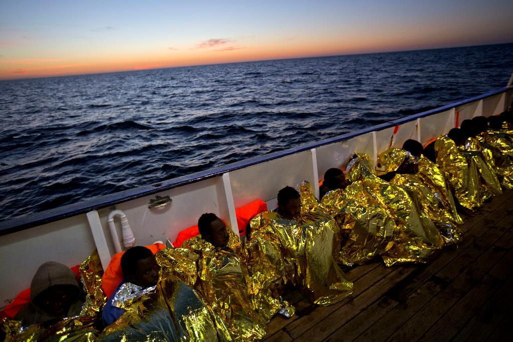 Några av de 1 000 migranter som räddades från Medelhavet. (Foto: Emilio Morenatti/AP/TT)