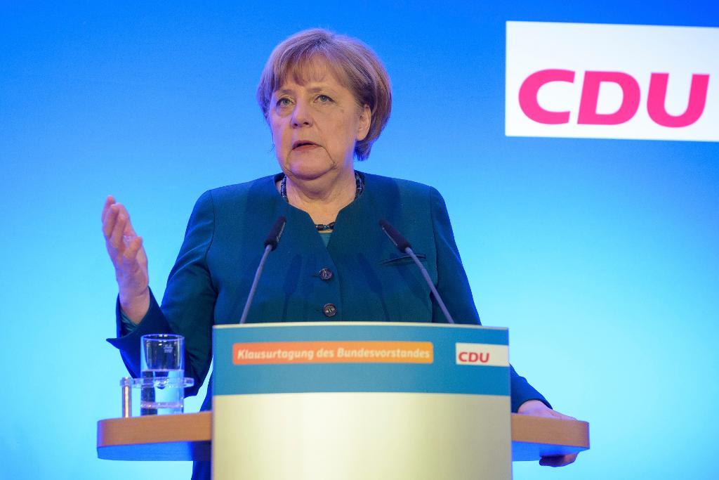 Förbundskansler Angela Merkel höll presskonferens i staden Perl-Nennig, där ledande medlemmar i hennes parti CDU var samlade till konferens på lördagen. (Foto: Oliver Dietze/AP/TT)