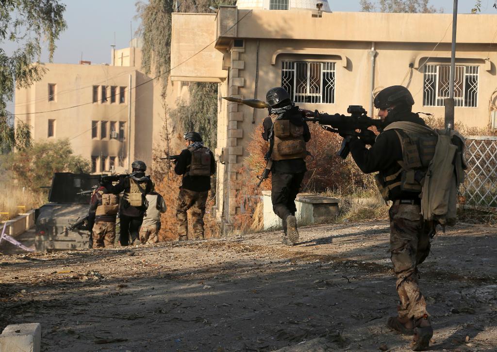 Irakiska regeringsstyrkor inne på universitetsområdet i Mosul. (Foto: Khalid Mohammed/AP/TT)