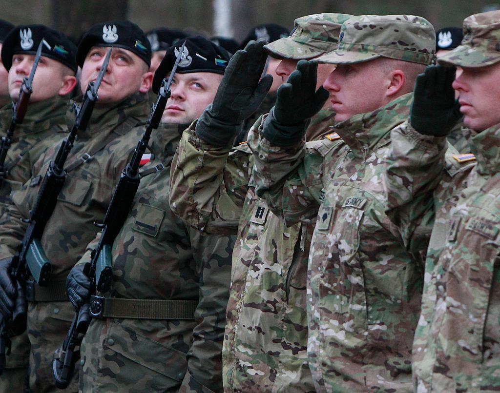 Polska och amerikanska soldater vid ceremonin i Zagan. (Foto: Czarek Sokolowski/AP/TT)
