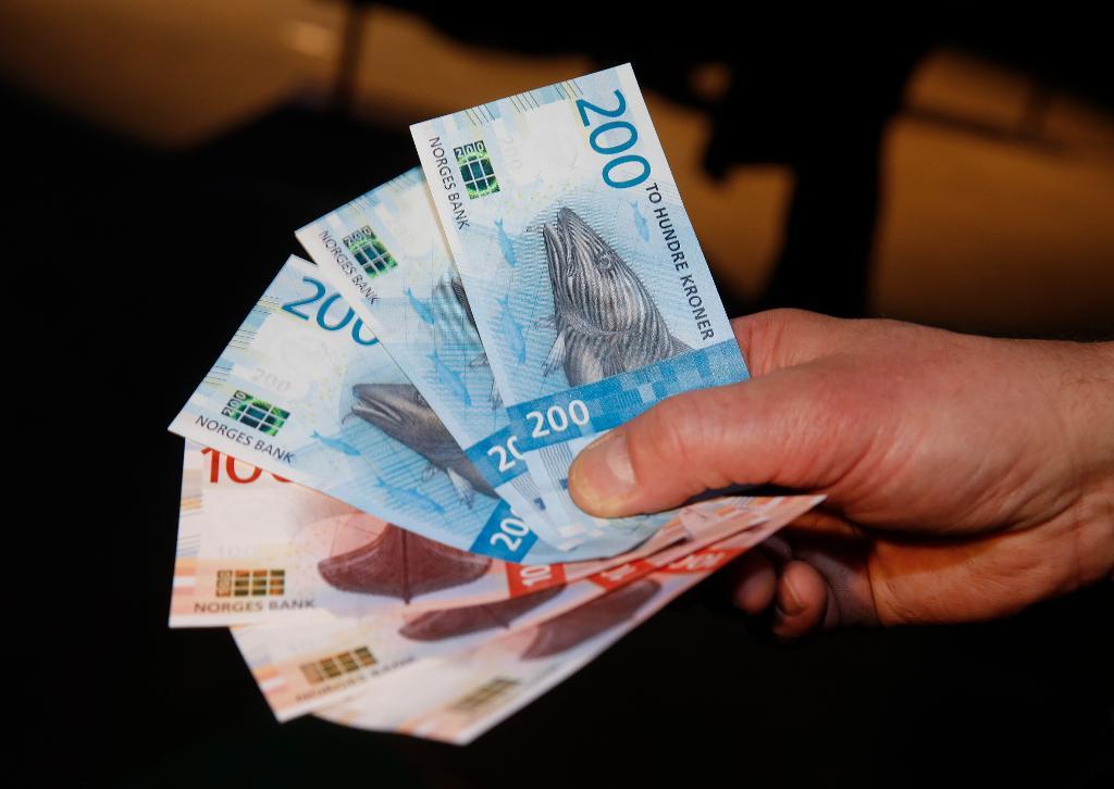 På väg bort? De nya norska sedlarna som presenterades tidigare i vintras. (Foto:Terje Pedersen/NTB scanpix/TT)