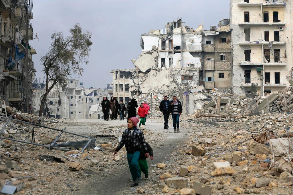 Kriget i Syrien har pågått sedan 2011, här boende i det krigshärjade Aleppo i Syrien. Arkivbild. (Foto: 
Hassan Ammar/AP/TT)