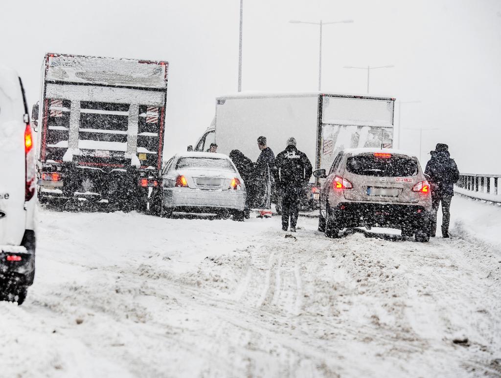 I början av november föll rekordmycket snö över Stockholm och orsakade kaos på vägarna i och kring huvudstaden. Arkivbild. (Foto: Tomas Oneborg/SvD/TT)