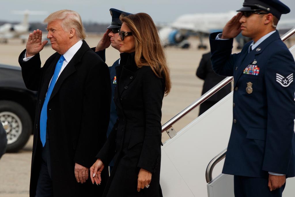 USA:s blivande president Donald Trump hälsas formellt välkommen när han och hustrun Melania anländer till Washington dagen före presidentinstallationen. (Foto: Evan Vucci /AP/TT)