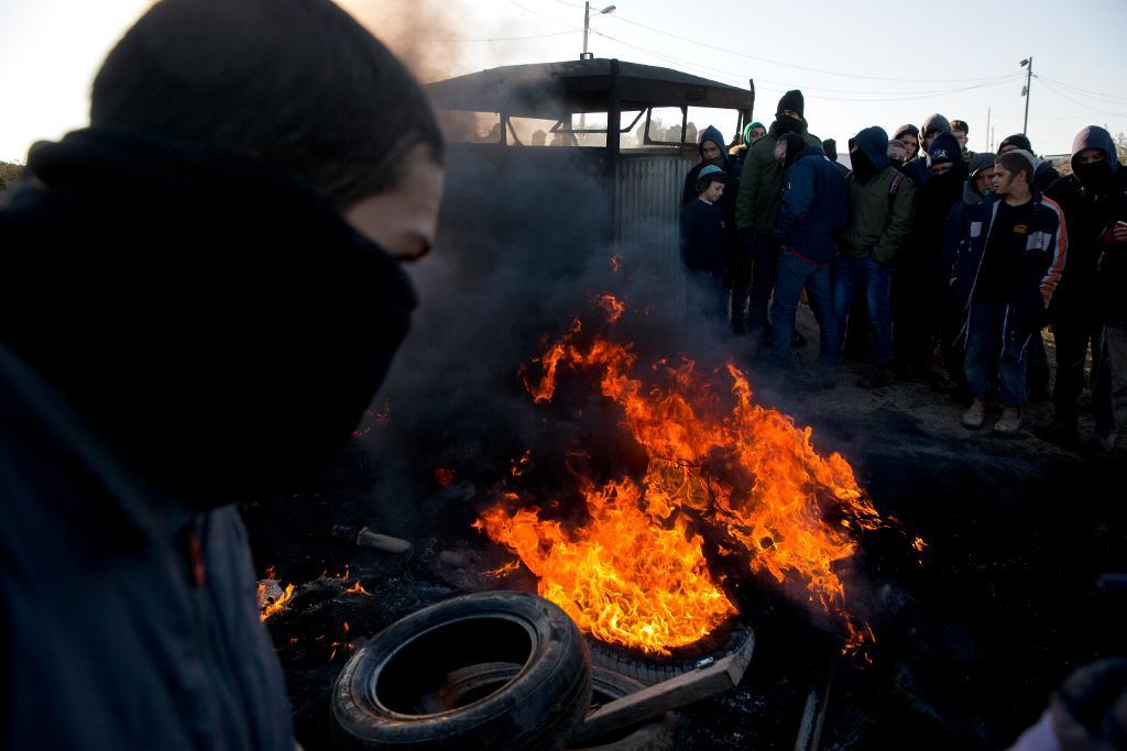 Hundratals demonstranter, mestadels bosättarvänliga ungdomar, har bränt däck i protest mot den väntade vräkningen av den illegala bosättningen Amona på Västbanken.  (Foto: Sebastian Scheiner /AP/TT)