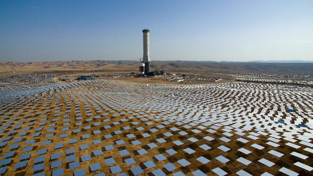 
50 000 speglar omringar ett soltorn i Negevöknen i Israel, en av många storsatsningar på solkraft runtom i världen. Bilden är från i december. (Foto: Oded Balilty)