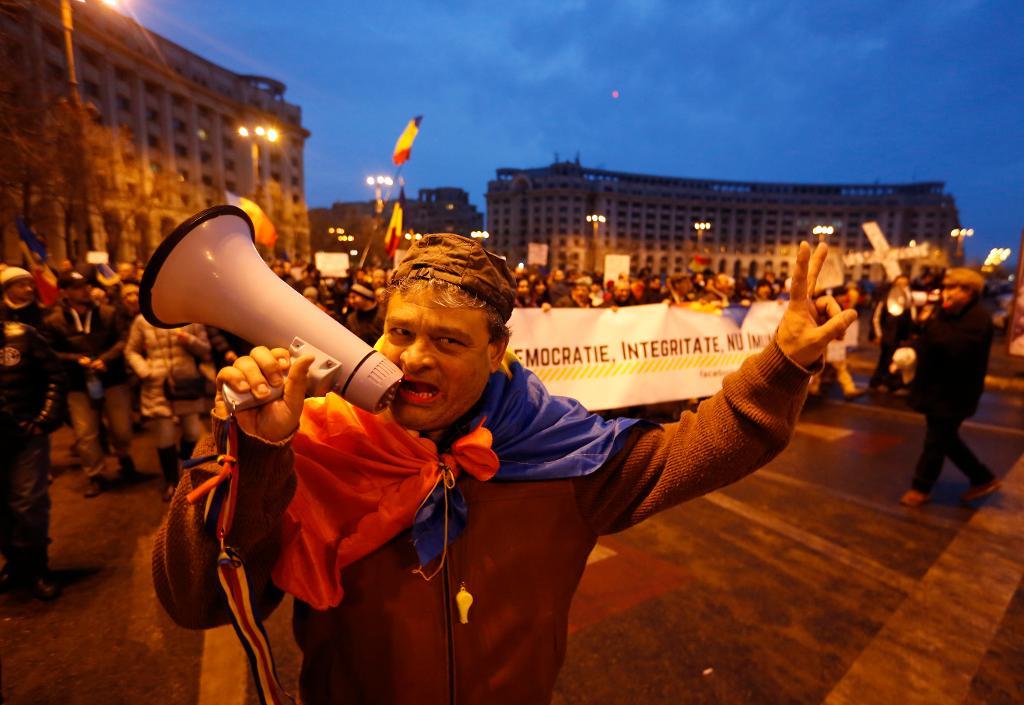 Hundratusentals människor har den senaste veckan protesterat mot regeringen i Rumänien.
(Darko Bandic/AP/TT)