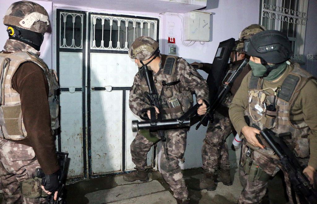 Turkisk polis slår in en dörr till en fastighet under en av räderna tidigt på söndagsmorgonen. (Foto: Mahir Alan/Dha-Depo Photos/AP/TT)