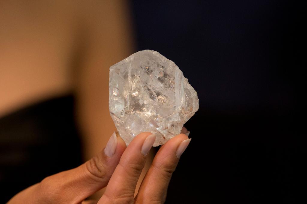 Företaget Goldore Sweden vill söka efter diamant i Haparandatrakten. Här en jättelik rådiamant som i somras såldes på Sotheby's i London. (Foto: Matt Dunham/AP/TT)