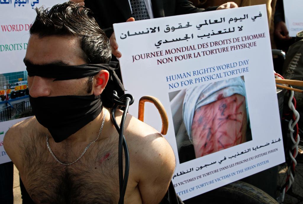 Människor som överlevt de syriska fängelserna har vittnat om rutinmässig tortyr, misshandel och skrämmande övergrepp. Bilden är tagen vid en protest mot tortyr mot syriska fångar 2009. (Foto: Bilal Hussein/TT)